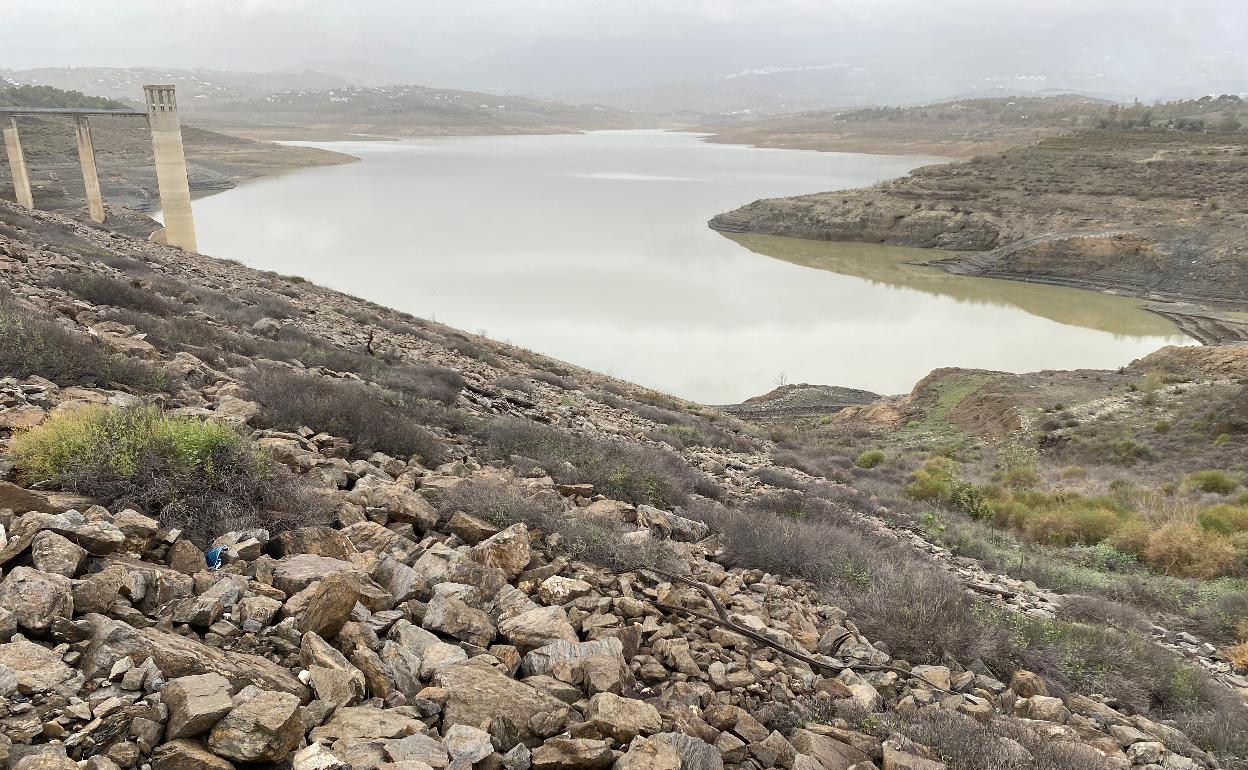 El embalse de La Viñuela apenas ha ganado cuatro hectómetros con las lluvias del último mes y sigue por debajo del 17%. 