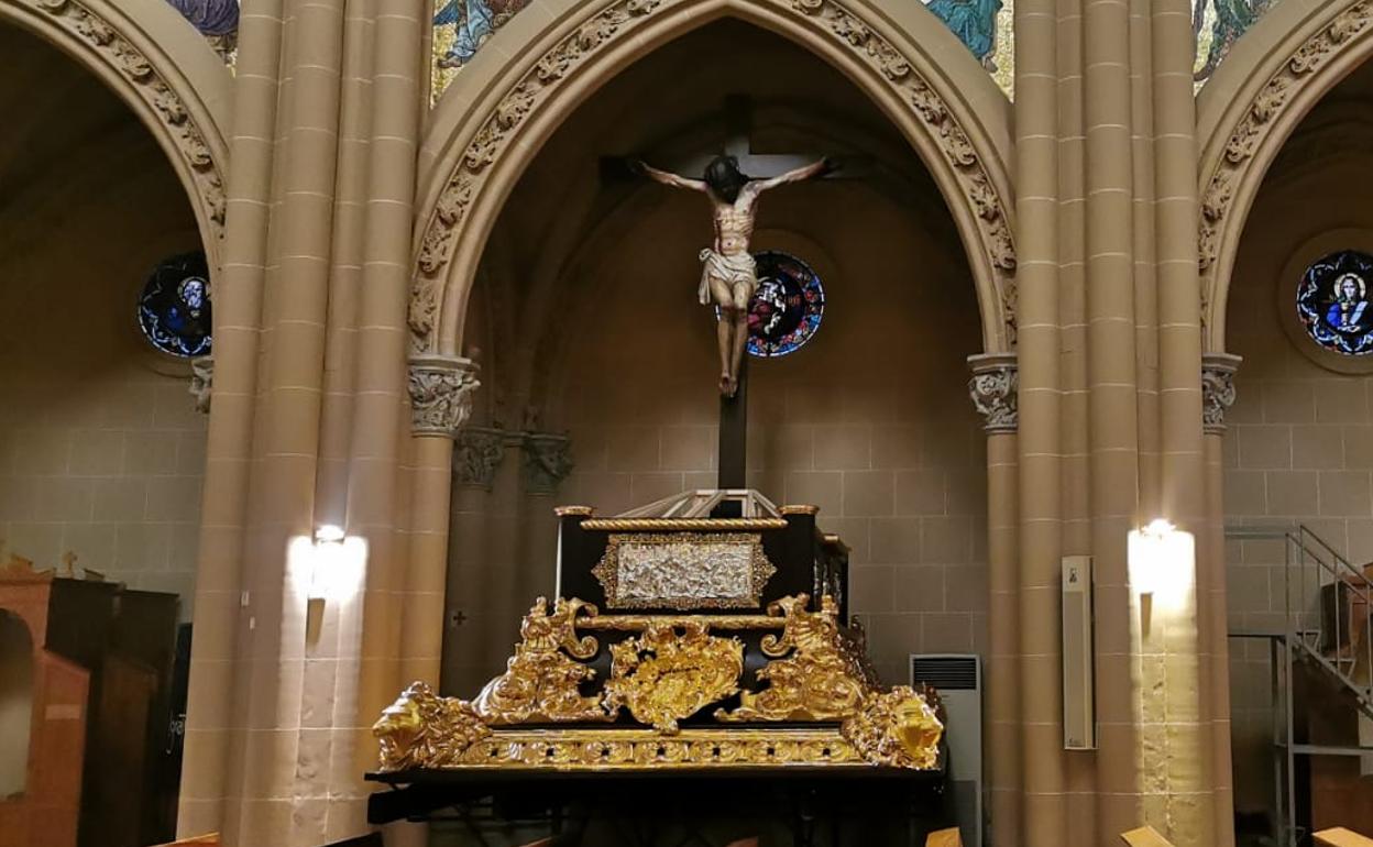 El Cristo de la Clemencia, entronizado en su trono, en la iglesia del Sagrado Corazón de Jesús. 