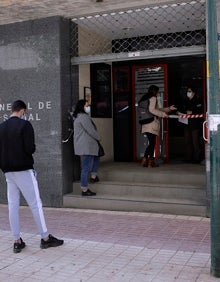 Imagen secundaria 2 - Colas y carteles explicativos que remiten al ciudadano a los nuevos procedimientos. 