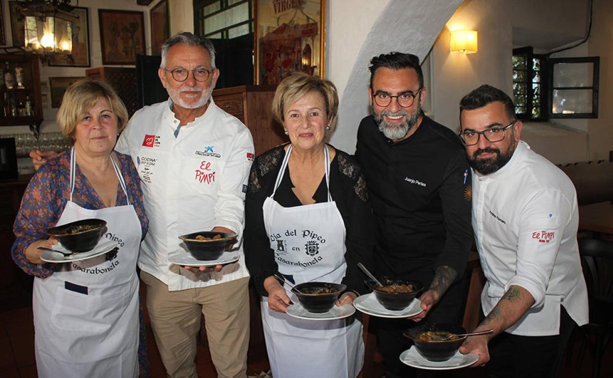 Antonia Galván, Samuel Perea, Francisca Miguel, Juanjo Perles y Andrés Romero muestran la elaboración del pipeo.