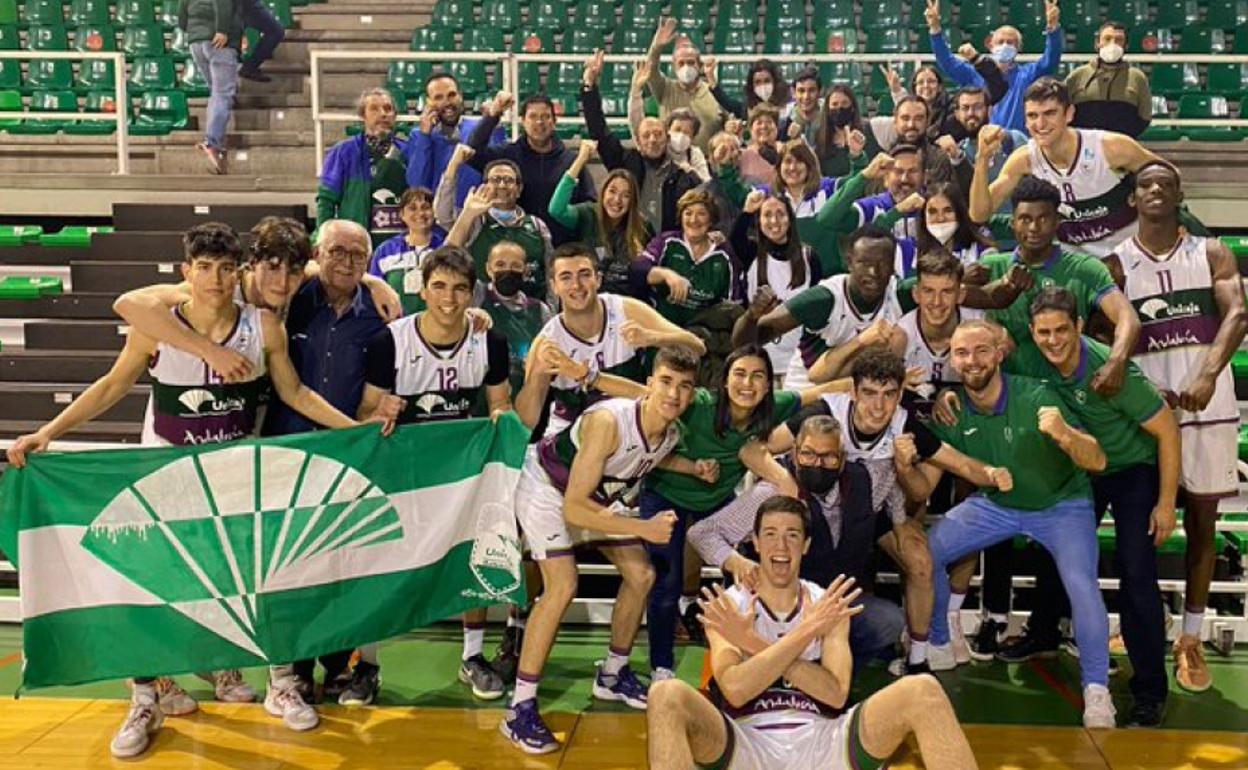 Los jugadores malagueños celebran con sus familias el pase a la fase final. 