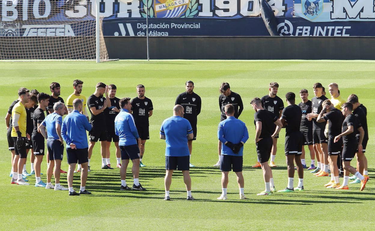 Charla del Málaga antes del entrenamiento de este viernes en La Rosaleda.