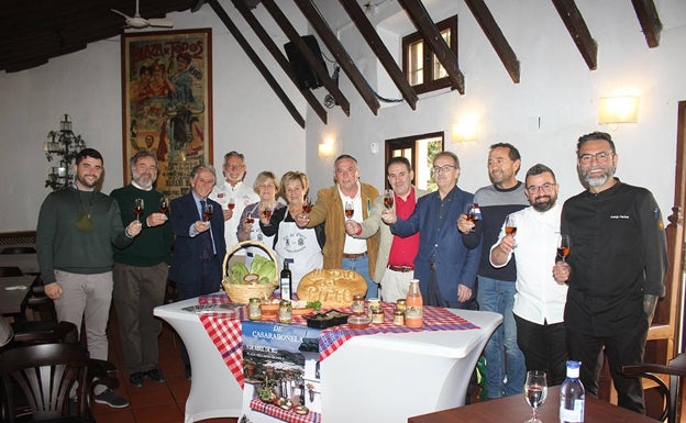 Organizadores y amigos del III Día del Pipeo de Casarabonela, presentando la jornada en Bodegas El Pimpi.