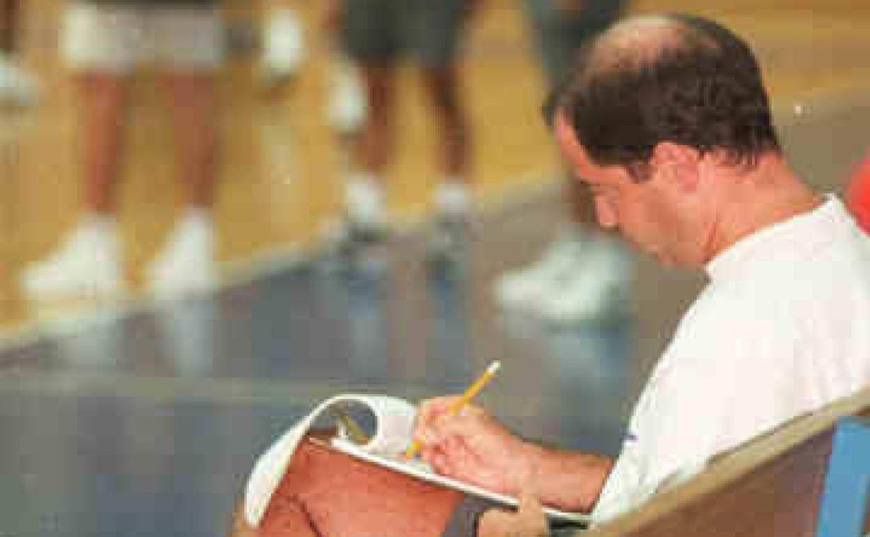 Javier Imbroda toma notas en el pabellón de Ciudad Jardín antes de un entrenamiento. 