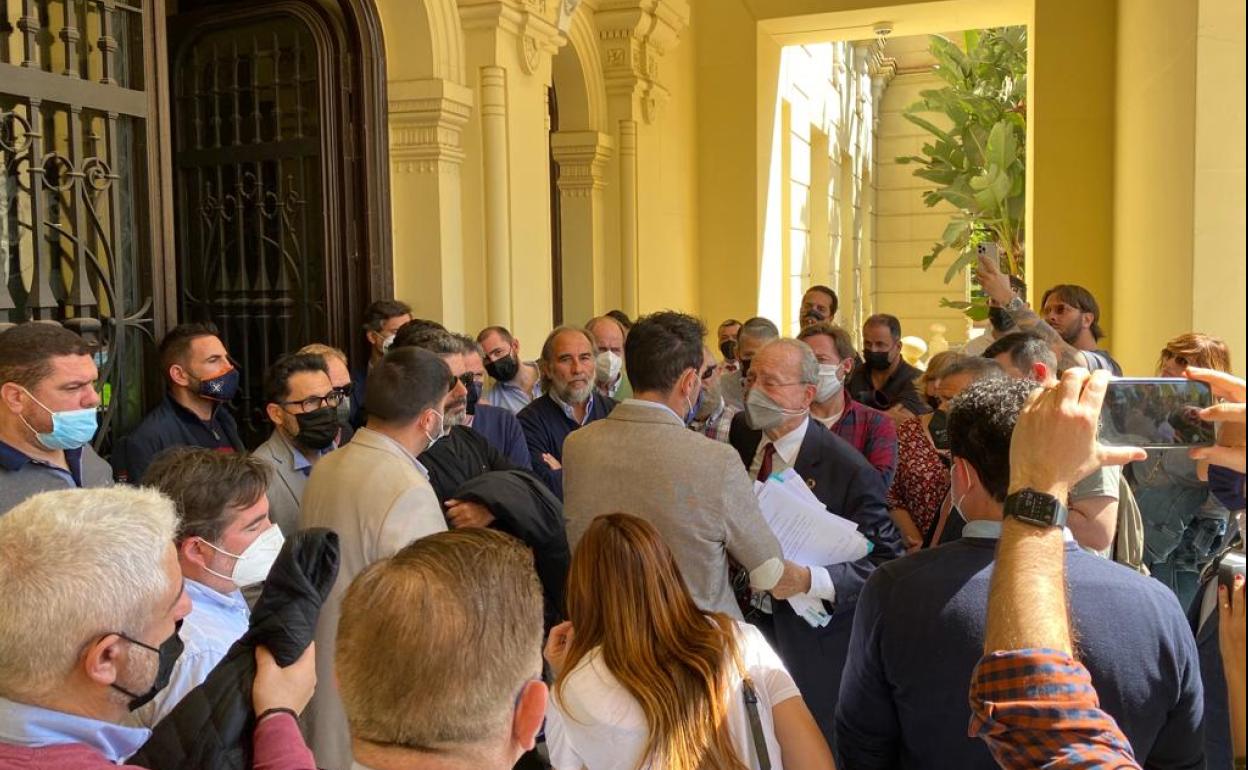 Medio centenar de empresarios se han desplazado hasta el Ayuntamiento para expresar su malestar.