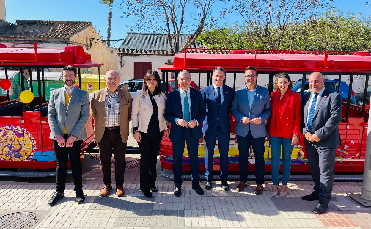 Autoridades, este viernes junto al nuevo tren turístico de Rincón de la Victoria. 