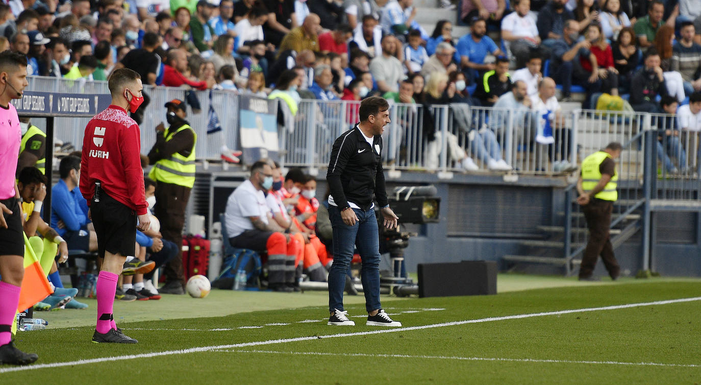 Pablo Guede grita desde la zona técnica del banquillo local La Rosaleda durante el Málaga-Valladolid, su debut como técnico blanquiazul.