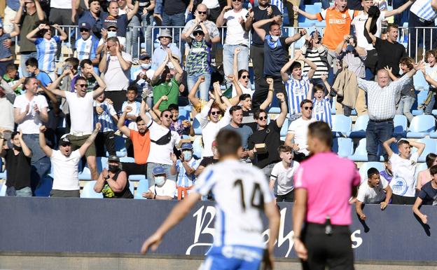 La grada de La Rosaleda ovaciona a Guede y transmite ilusiones renovadas