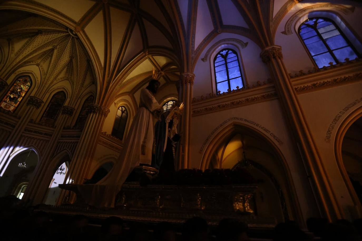 Las mejores imágenes de la tradicional misa del alba y posterior traslado del Cautivo y la Virgen de la Trinidad hasta su casa hermandad.