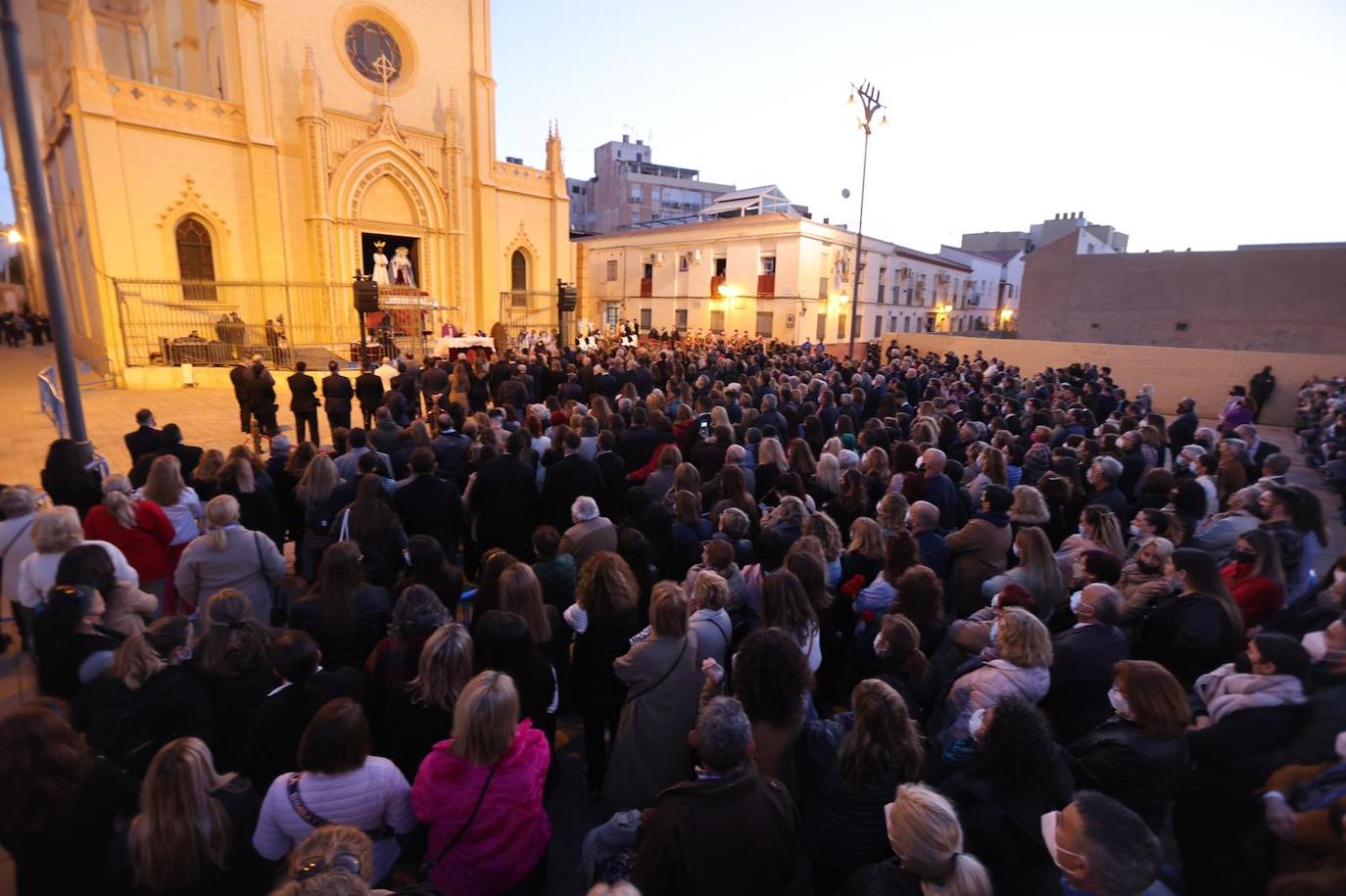 Las mejores imágenes de la tradicional misa del alba y posterior traslado del Cautivo y la Virgen de la Trinidad hasta su casa hermandad.