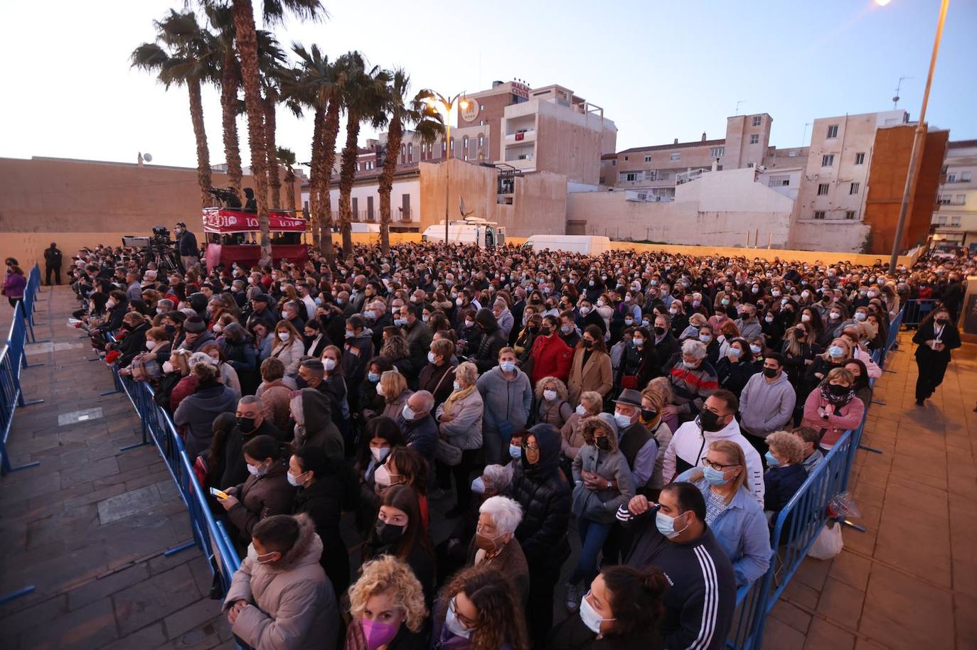 Las mejores imágenes de la tradicional misa del alba y posterior traslado del Cautivo y la Virgen de la Trinidad hasta su casa hermandad.