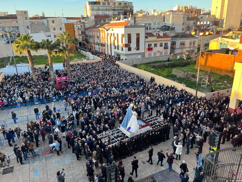 Las mejores imágenes de la tradicional misa del alba y posterior traslado del Cautivo y la Virgen de la Trinidad hasta su casa hermandad.