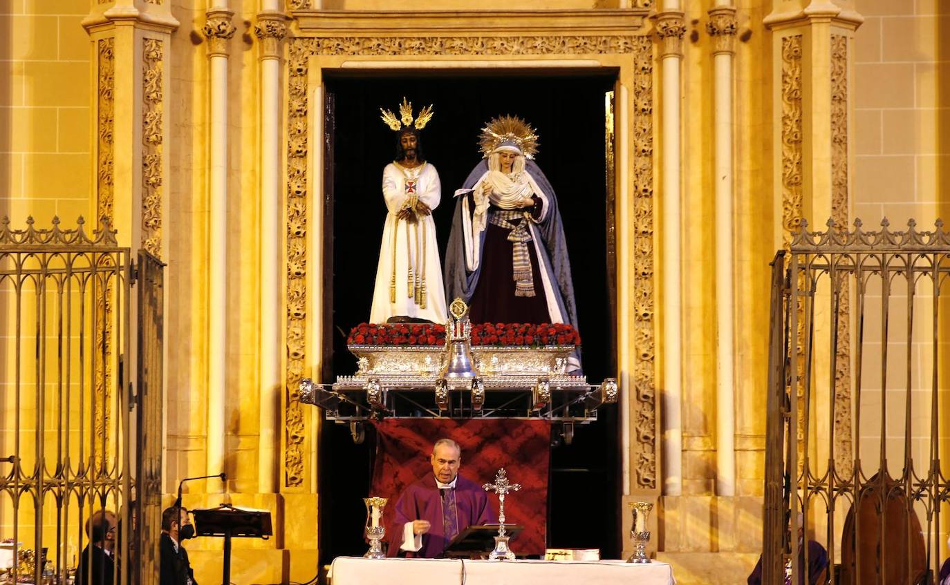 Las mejores imágenes de la tradicional misa del alba y posterior traslado del Cautivo y la Virgen de la Trinidad hasta su casa hermandad.