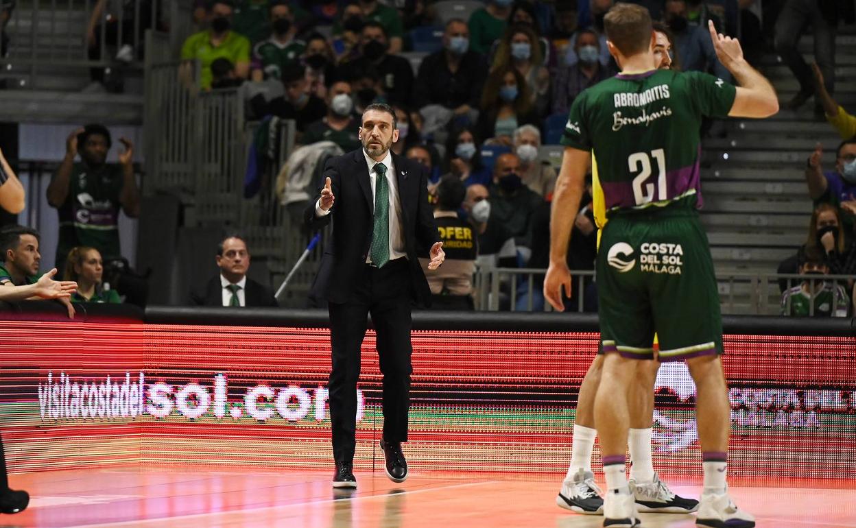 Ibon Navarro da instrucciones durante el partido. 