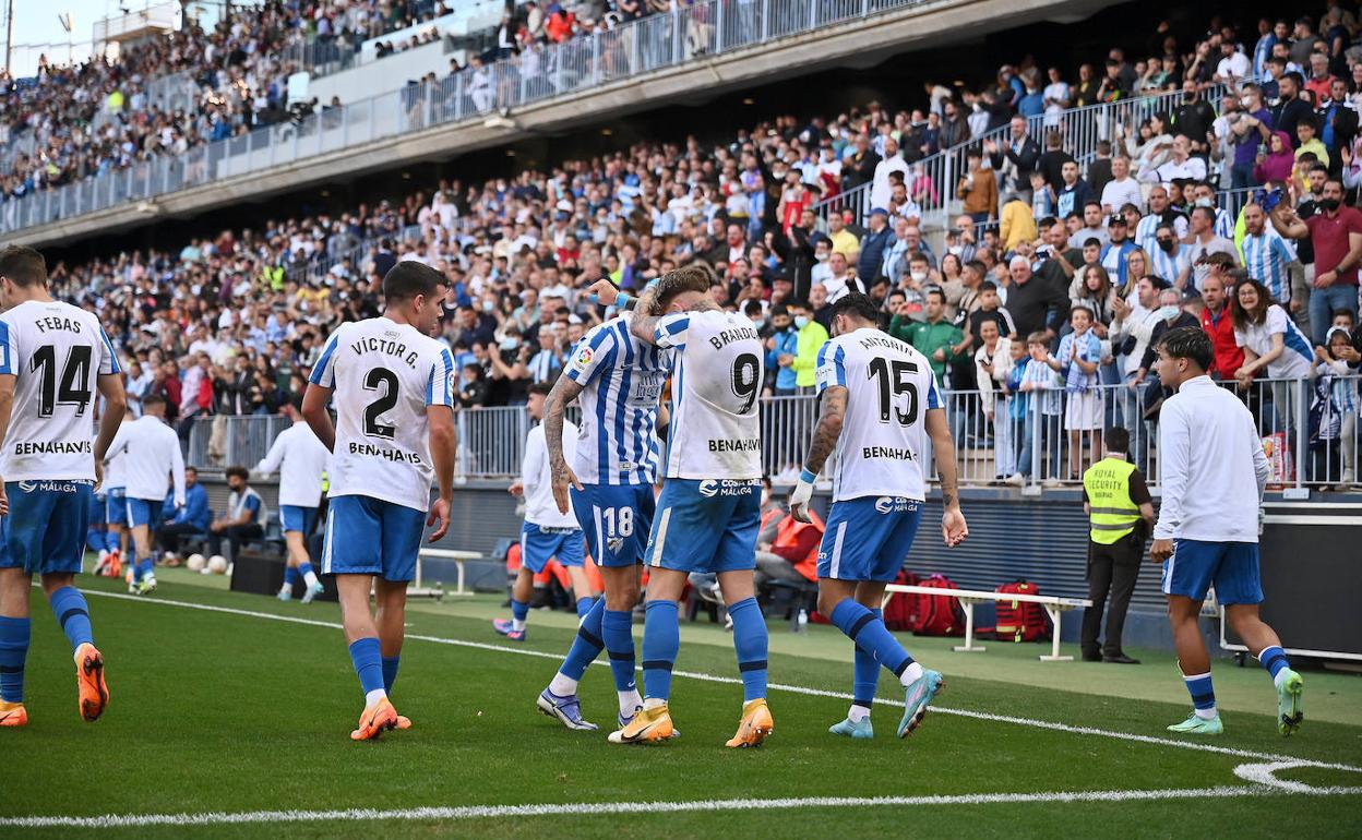 Jugadores del Málaga celebran el gol de Vadillo contra el Valladolid en La Rosaleda anteayer.