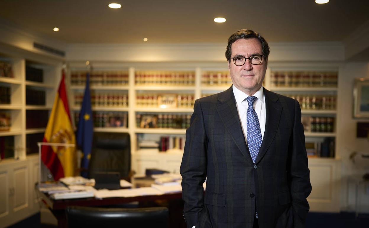 El presidente de la CEOE, Antonio Garamendi, en su despacho. 
