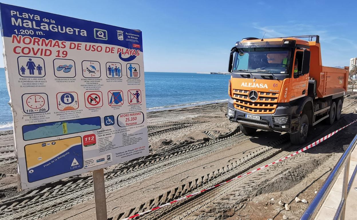 Trabajos para reponer las playas de Málaga tras el temporal. 