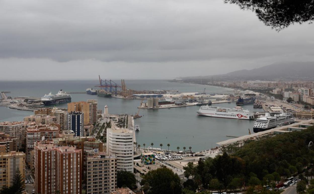 Vista del Puerto con dos cruceros atracados. 