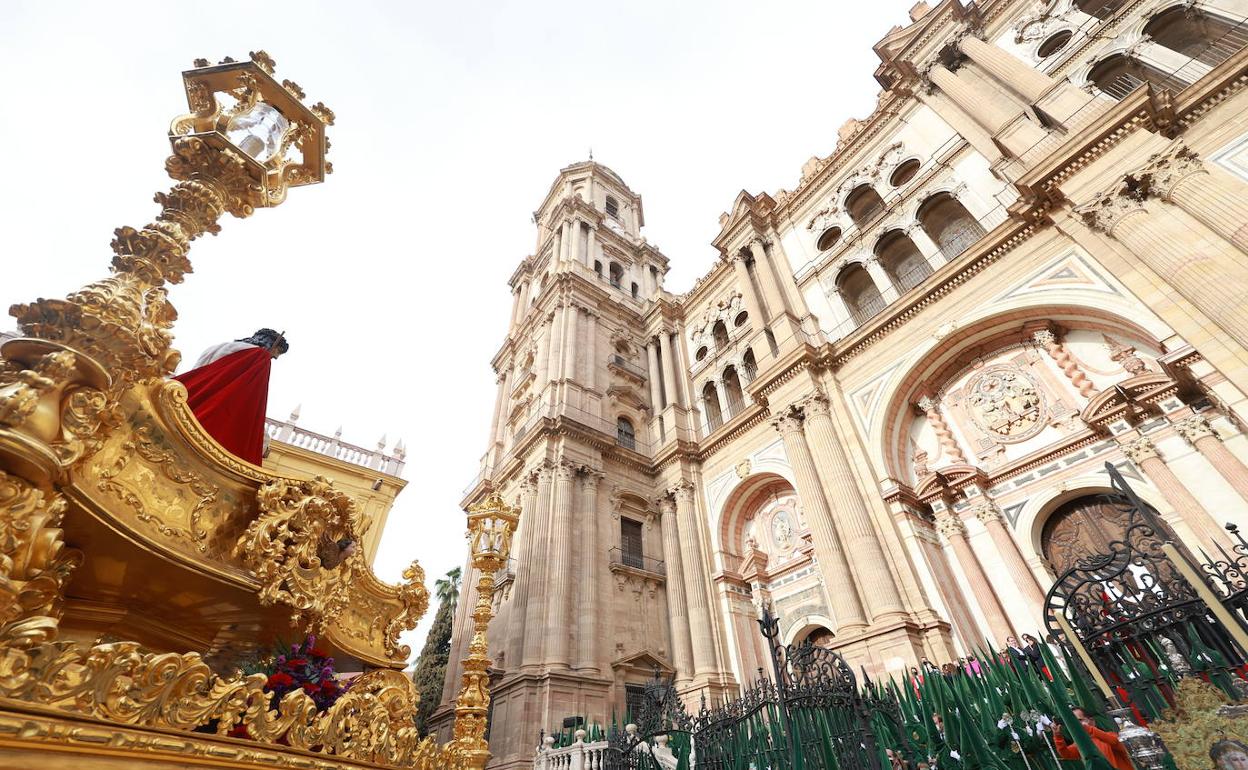 El Cristo Coronado de Espinas, ante la fachada de la Catedral. 