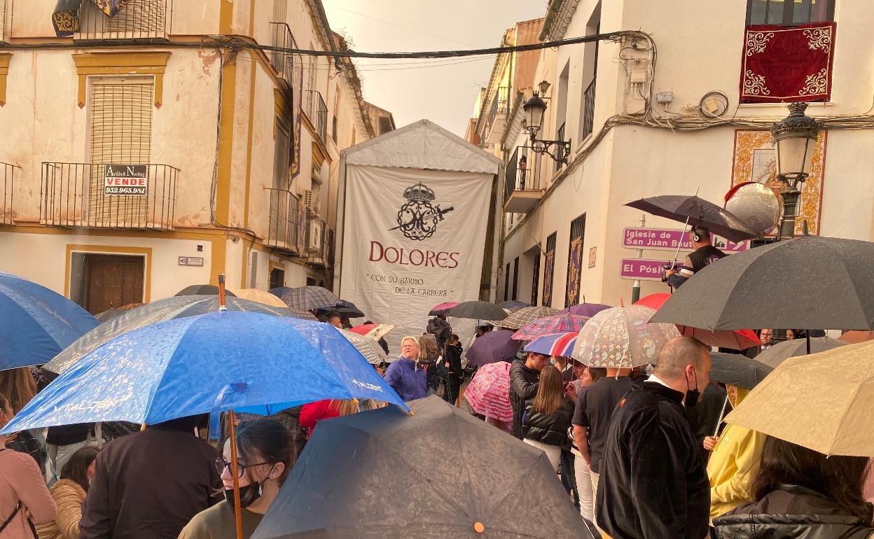 Los paraguas, protagonistas en los instantes previos a la salida de la Virgen de los Dolores desde la calle La Carrera. 