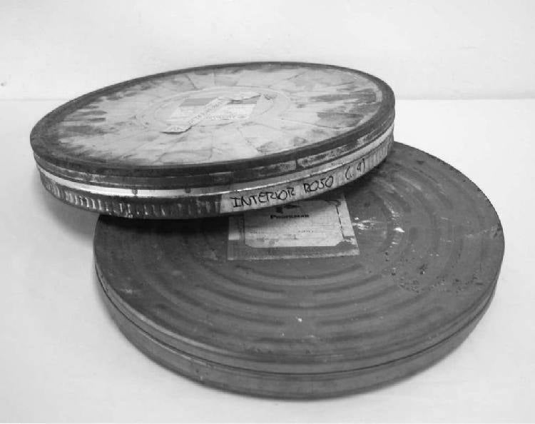 Tipo de Caja de lata de metal para películas en la que se guardó el Pendón Real durante la Guerra Civil, salvándose de ser quemado