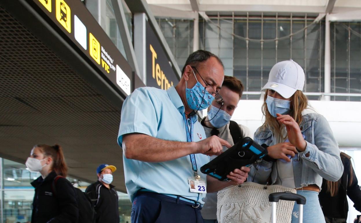 Jornada intensa en el aeropuerto de Málaga que esta Semana Santa roza los indicadores de 2019. 