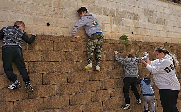 Los pequeños juegan junto a su madre, Nadiya.