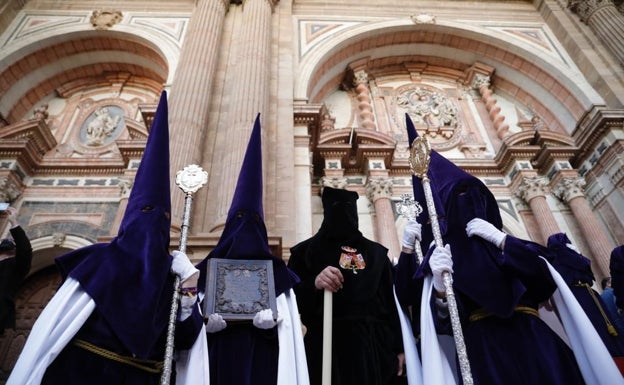 El indultado en el momento de recuperar la libertad e incorporarse al cortejo.