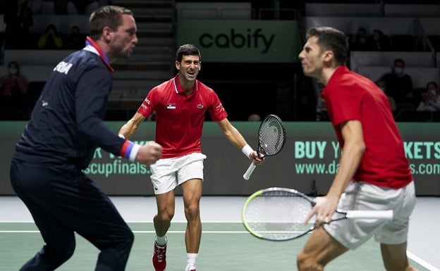 Viktor Troicki (capitán), Novak Djokovic y Filip Krajinovic celebran un triunfo en dobles de Serbia en 2021. 