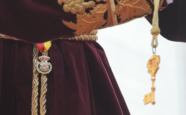 Medalla del cabo primero de la UME Miguel Sojo que porta el Nazareno de Viñeros. 