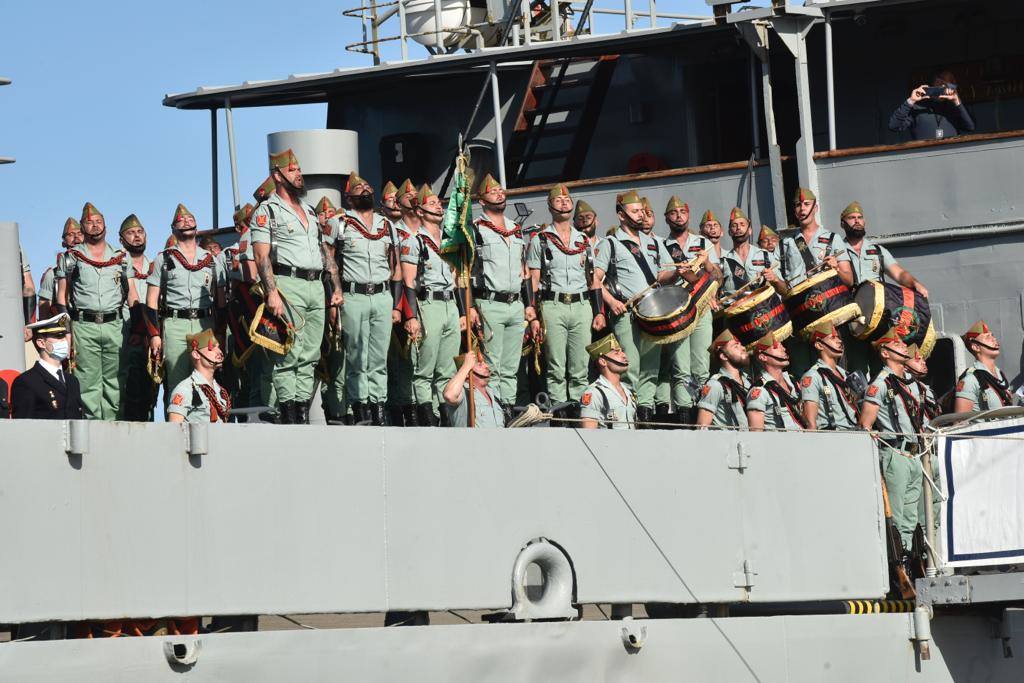 Las tropas han bajado del buque Contramaestre Casado en una nueva ubicación en el Puerto de Málaga