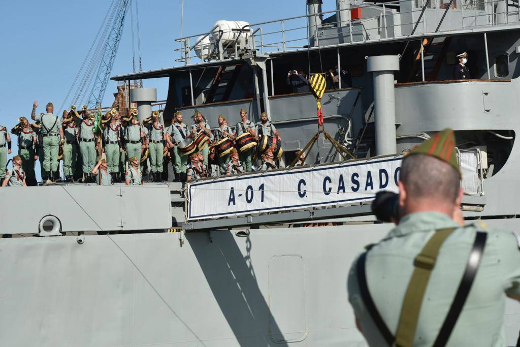 Las tropas han bajado del buque Contramaestre Casado en una nueva ubicación en el Puerto de Málaga