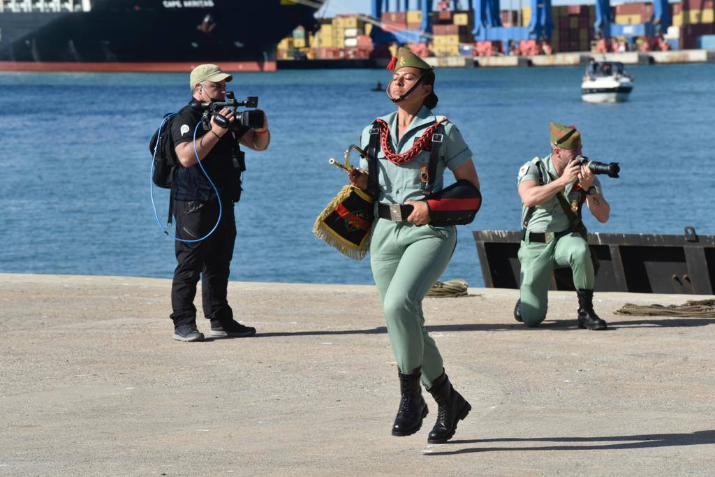 Las tropas han bajado del buque Contramaestre Casado en una nueva ubicación en el Puerto de Málaga