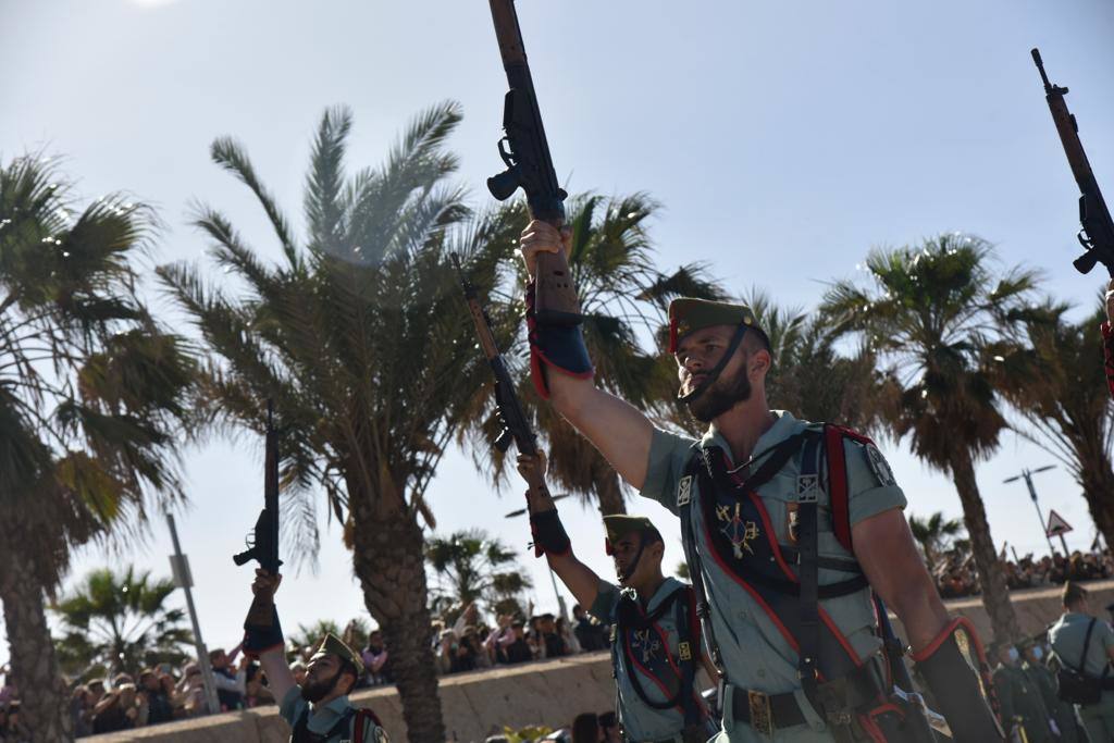 Las tropas han bajado del buque Contramaestre Casado en una nueva ubicación en el Puerto de Málaga