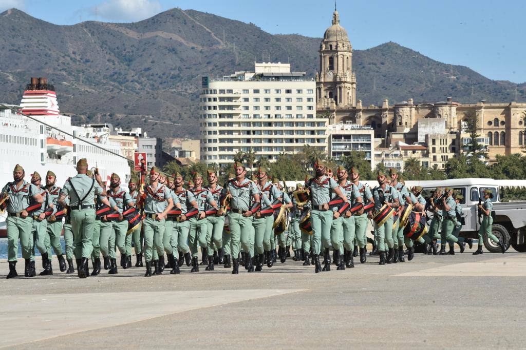 Las tropas han bajado del buque Contramaestre Casado en una nueva ubicación en el Puerto de Málaga