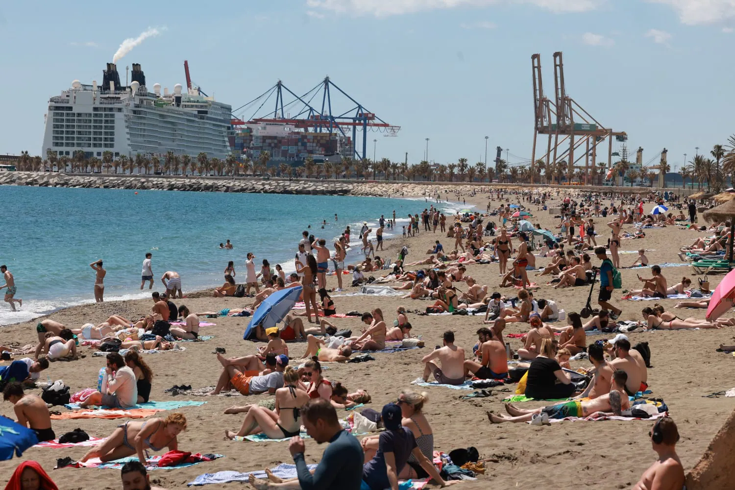 Playas y chiringuitos llenos demuestran la recuperación de un sector que espera un buen verano