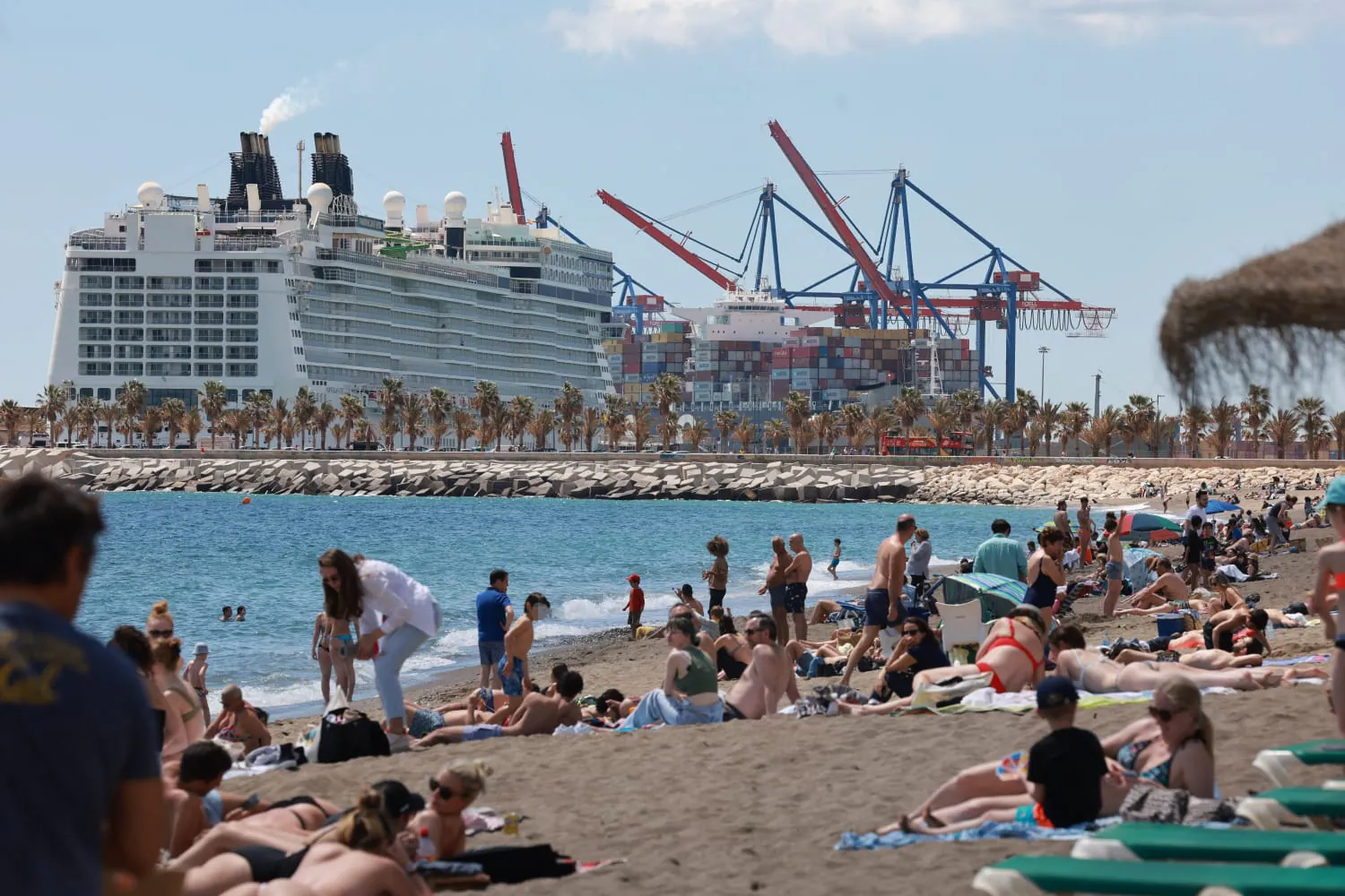 Playas y chiringuitos llenos demuestran la recuperación de un sector que espera un buen verano