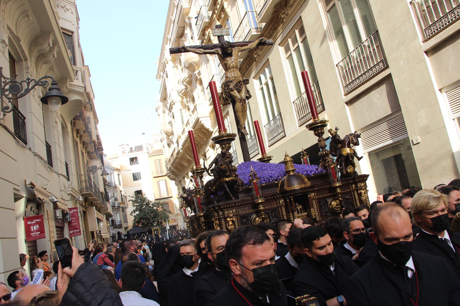 Las mejores imágenes de las cofradías del Viernes Santo en Málaga. Procesionan Monte Calvario, Descendimiento, Dolores de San Juan, Amor, Traslado, Piedad, Sepulcro y Servitas.