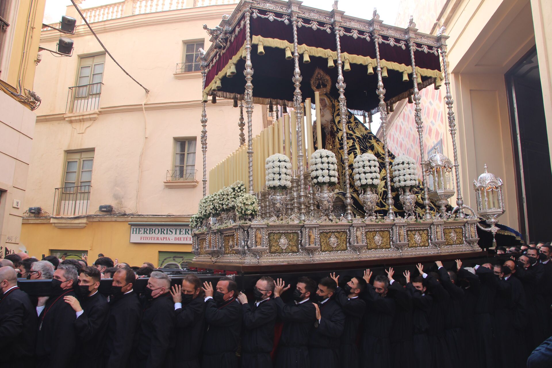 Las mejores imágenes de las cofradías del Viernes Santo en Málaga. Procesionan Monte Calvario, Descendimiento, Dolores de San Juan, Amor, Traslado, Piedad, Sepulcro y Servitas.
