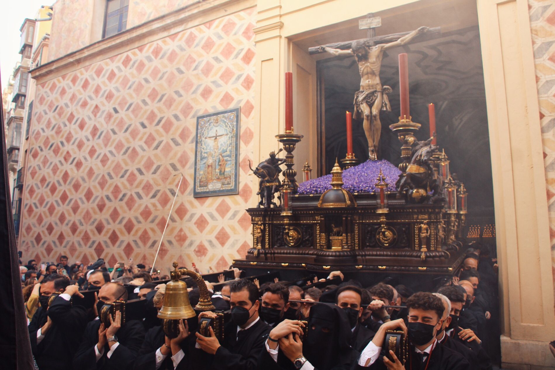 Las mejores imágenes de las cofradías del Viernes Santo en Málaga. Procesionan Monte Calvario, Descendimiento, Dolores de San Juan, Amor, Traslado, Piedad, Sepulcro y Servitas.