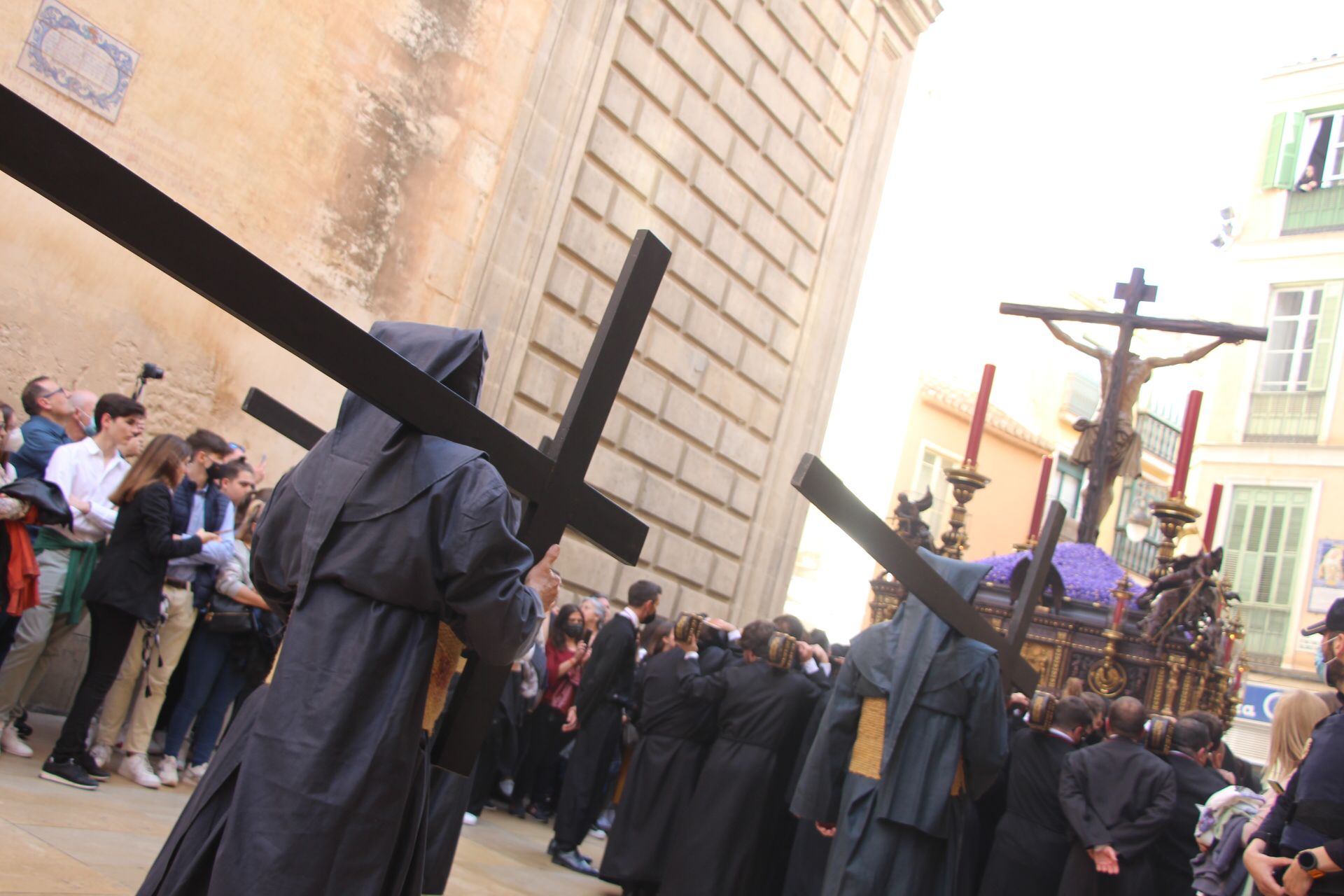 Las mejores imágenes de las cofradías del Viernes Santo en Málaga. Procesionan Monte Calvario, Descendimiento, Dolores de San Juan, Amor, Traslado, Piedad, Sepulcro y Servitas.