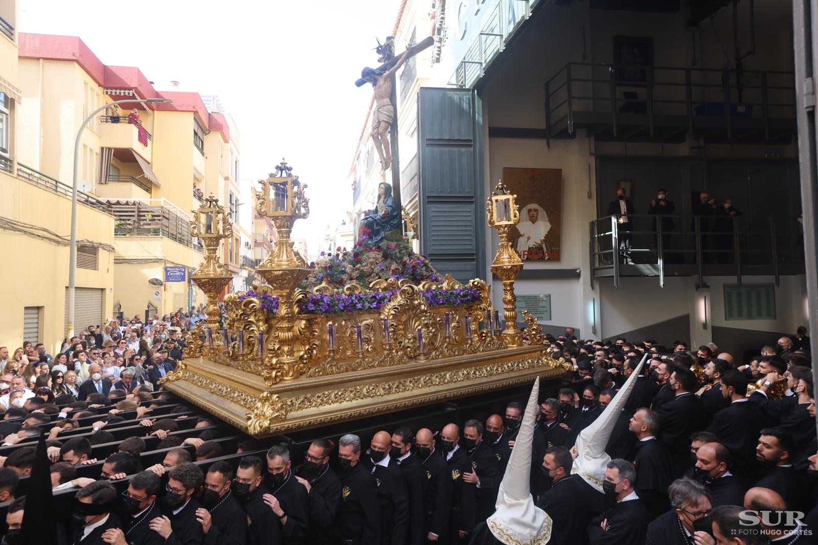Las mejores imágenes de las cofradías del Viernes Santo en Málaga. Procesionan Monte Calvario, Descendimiento, Dolores de San Juan, Amor, Traslado, Piedad, Sepulcro y Servitas.