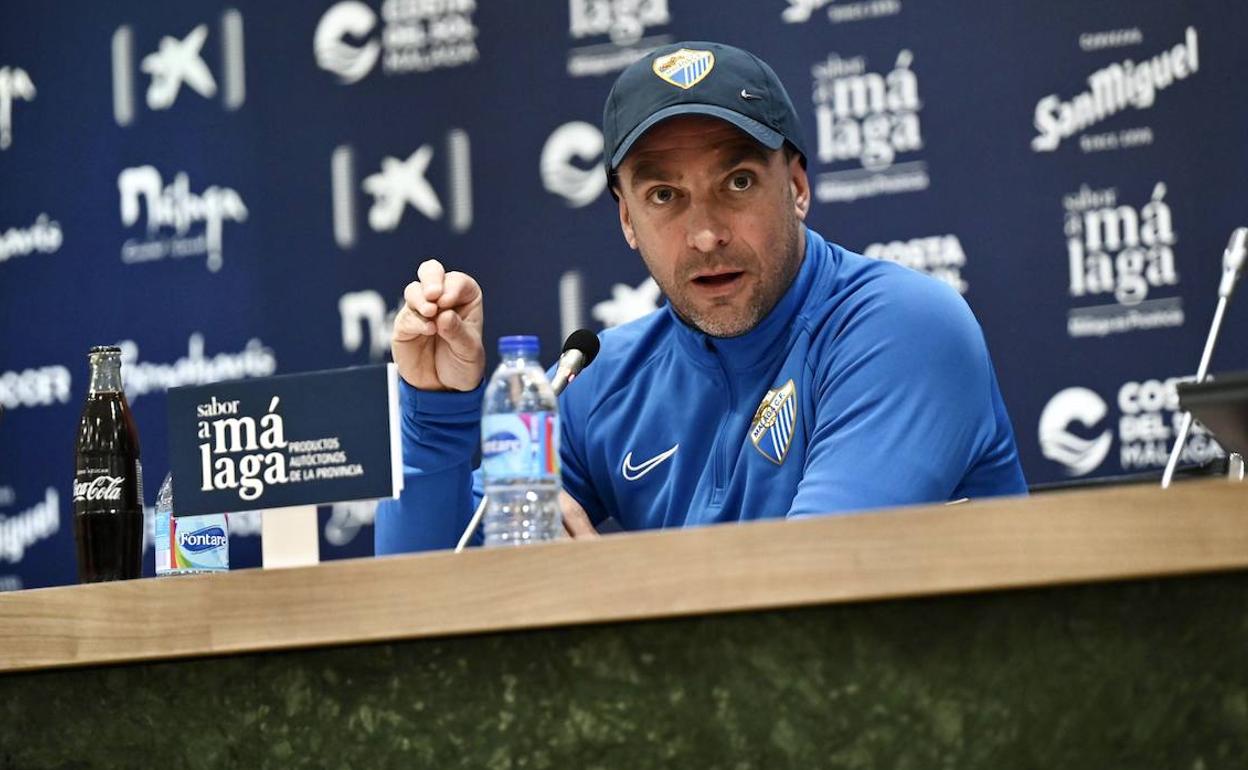 Pablo Guede, entrenador del Málaga, en la sala de prensa de La Rosaleda.