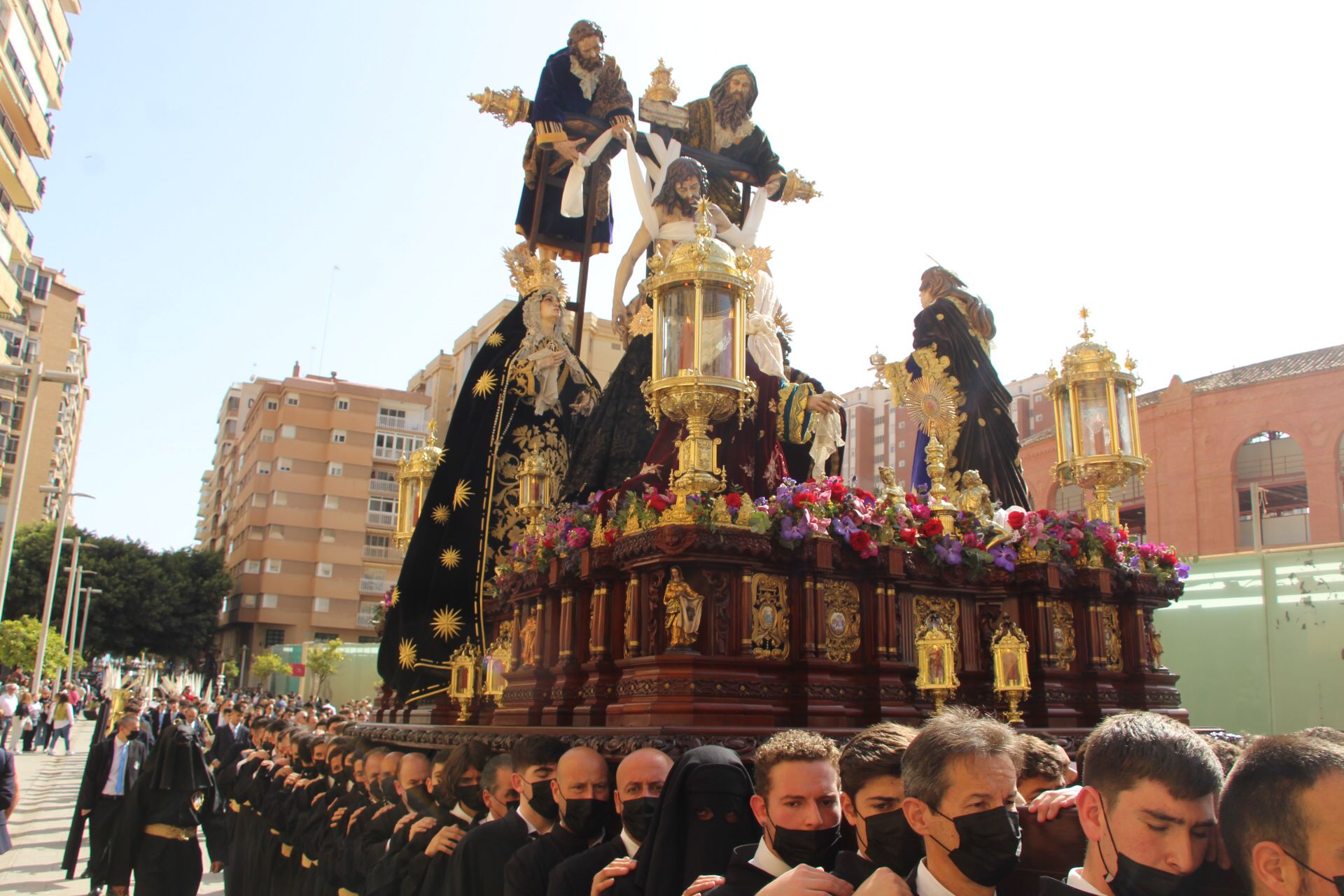 Las mejores imágenes de las cofradías del Viernes Santo en Málaga. Procesionan Monte Calvario, Descendimiento, Dolores de San Juan, Amor, Traslado, Piedad, Sepulcro y Servitas.