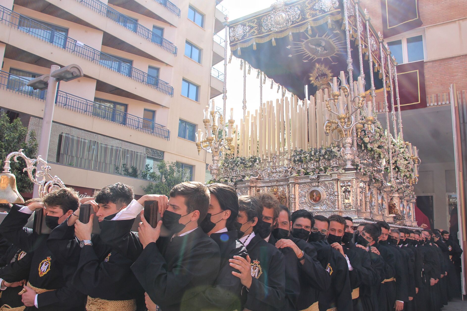 Las mejores imágenes de las cofradías del Viernes Santo en Málaga. Procesionan Monte Calvario, Descendimiento, Dolores de San Juan, Amor, Traslado, Piedad, Sepulcro y Servitas.