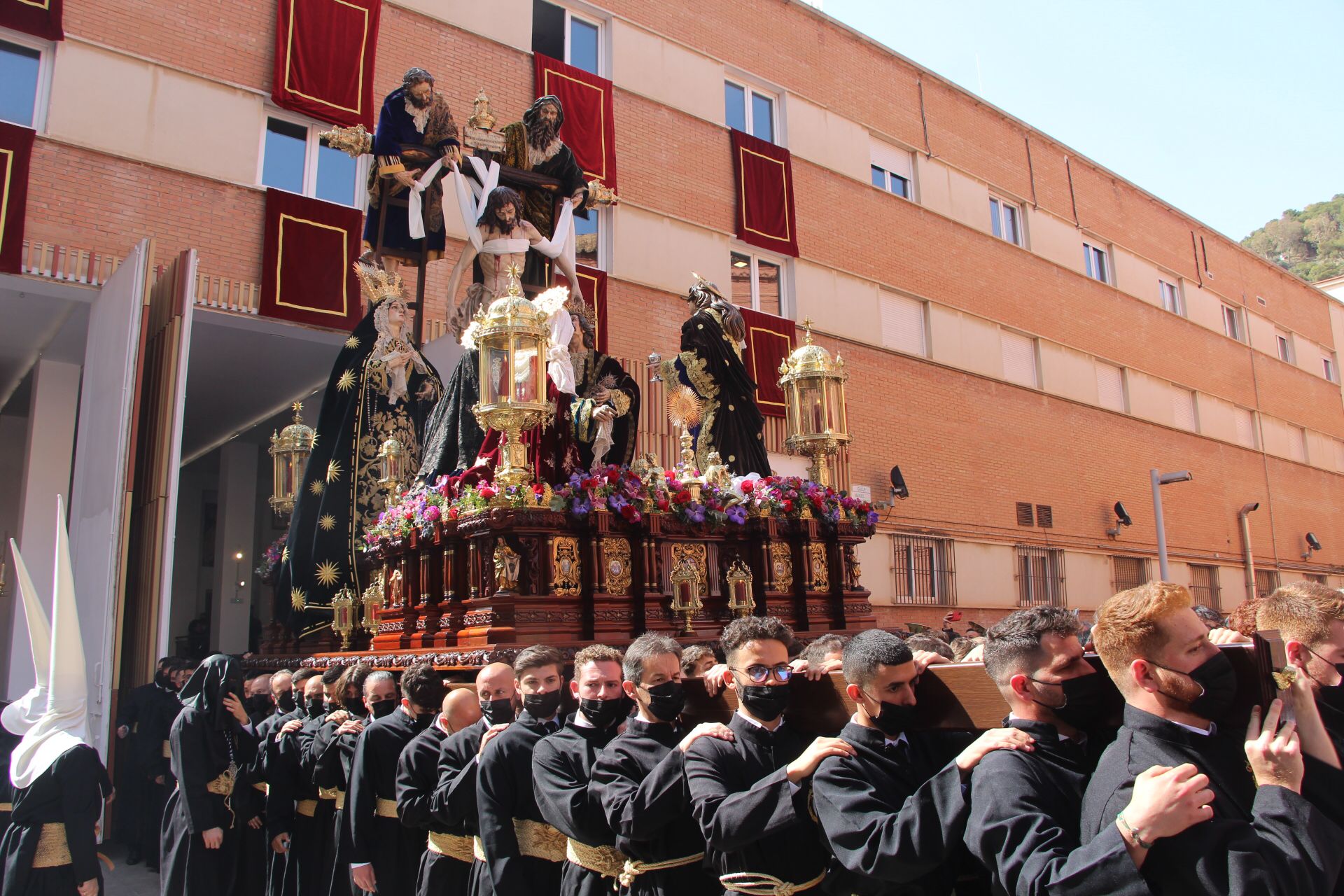 Las mejores imágenes de las cofradías del Viernes Santo en Málaga. Procesionan Monte Calvario, Descendimiento, Dolores de San Juan, Amor, Traslado, Piedad, Sepulcro y Servitas.