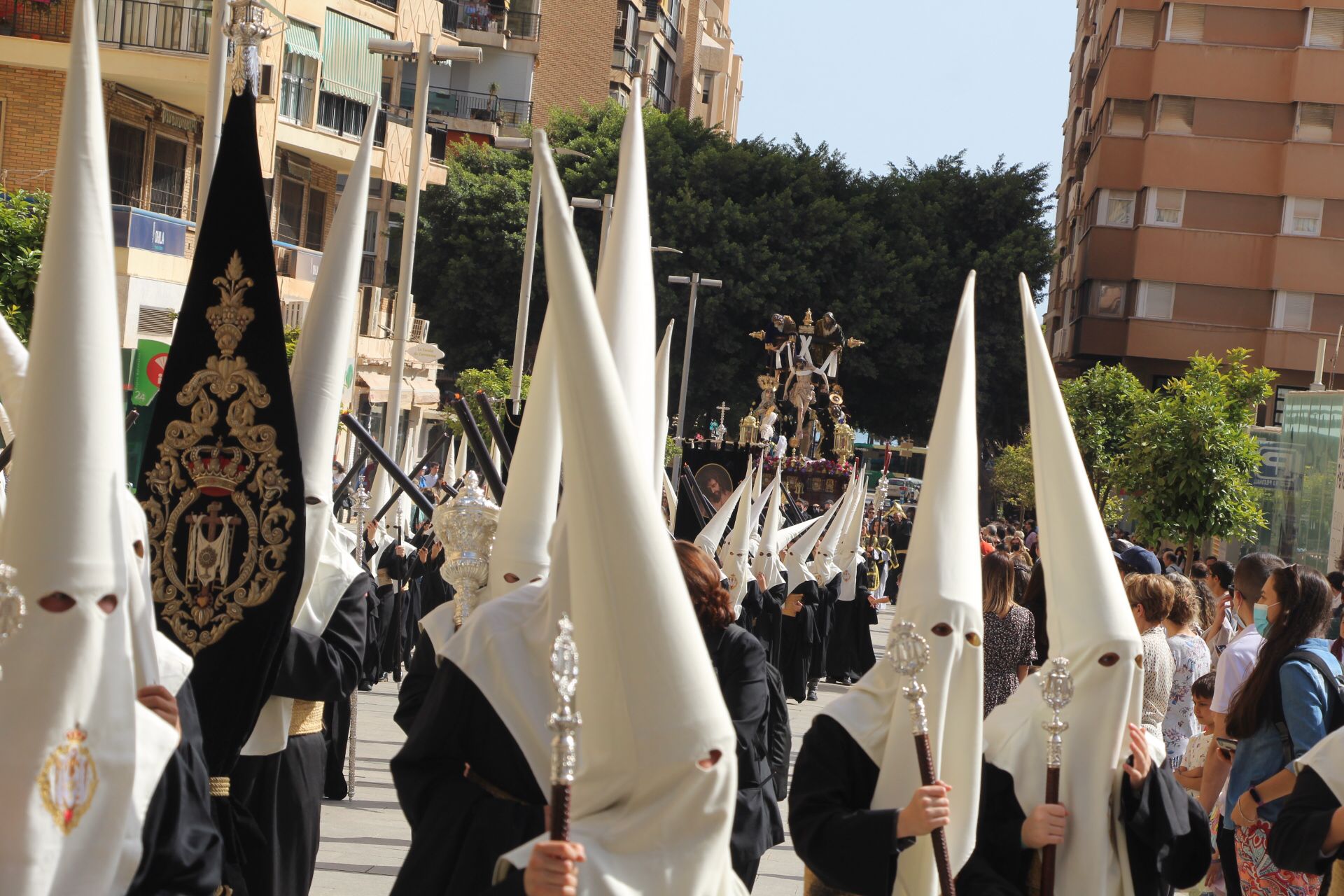 Las mejores imágenes de las cofradías del Viernes Santo en Málaga. Procesionan Monte Calvario, Descendimiento, Dolores de San Juan, Amor, Traslado, Piedad, Sepulcro y Servitas.