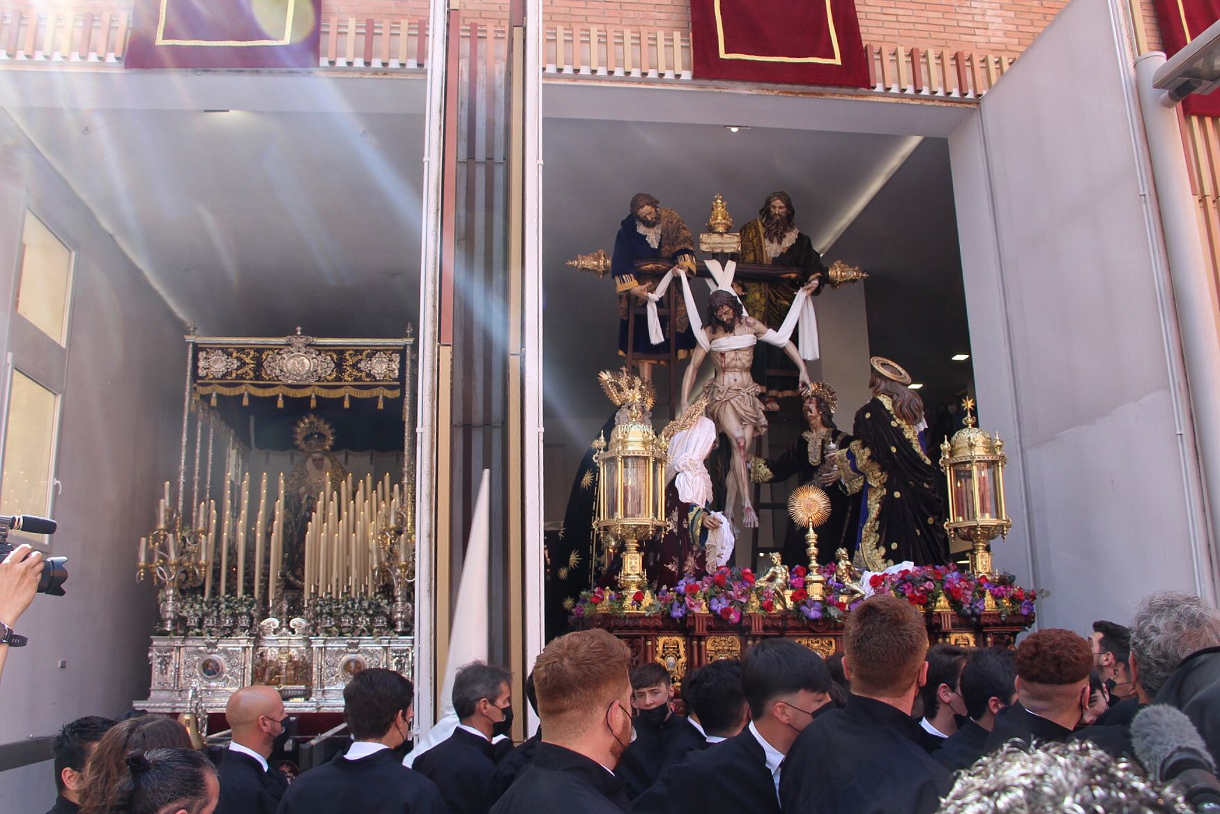 Las mejores imágenes de las cofradías del Viernes Santo en Málaga. Procesionan Monte Calvario, Descendimiento, Dolores de San Juan, Amor, Traslado, Piedad, Sepulcro y Servitas.