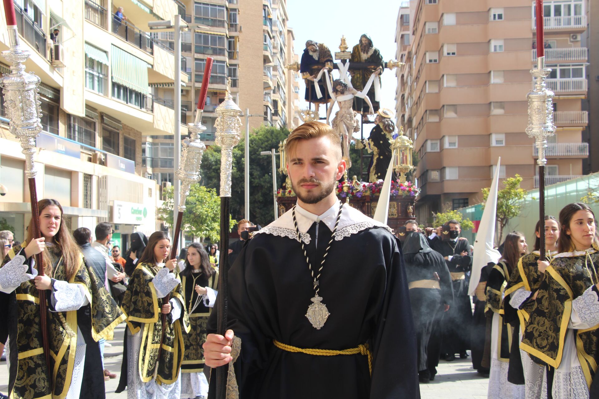 Las mejores imágenes de las cofradías del Viernes Santo en Málaga. Procesionan Monte Calvario, Descendimiento, Dolores de San Juan, Amor, Traslado, Piedad, Sepulcro y Servitas.