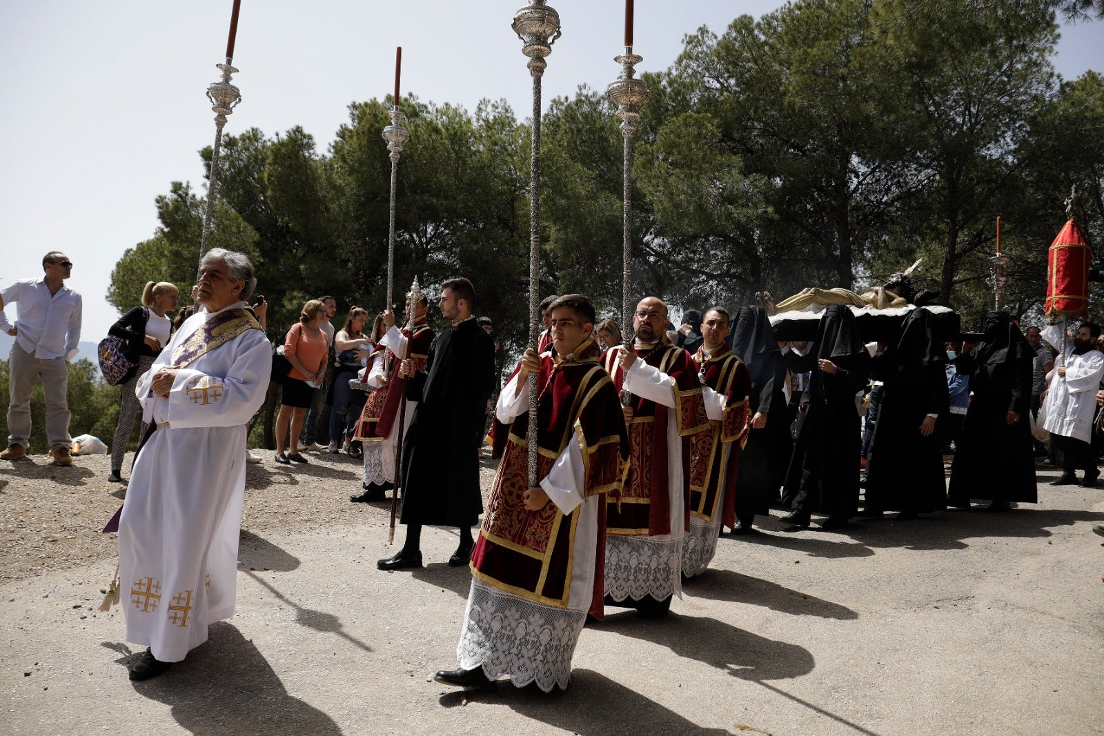 Las mejores imágenes de las cofradías del Viernes Santo en Málaga. Procesionan Monte Calvario, Descendimiento, Dolores de San Juan, Amor, Traslado, Piedad, Sepulcro y Servitas.